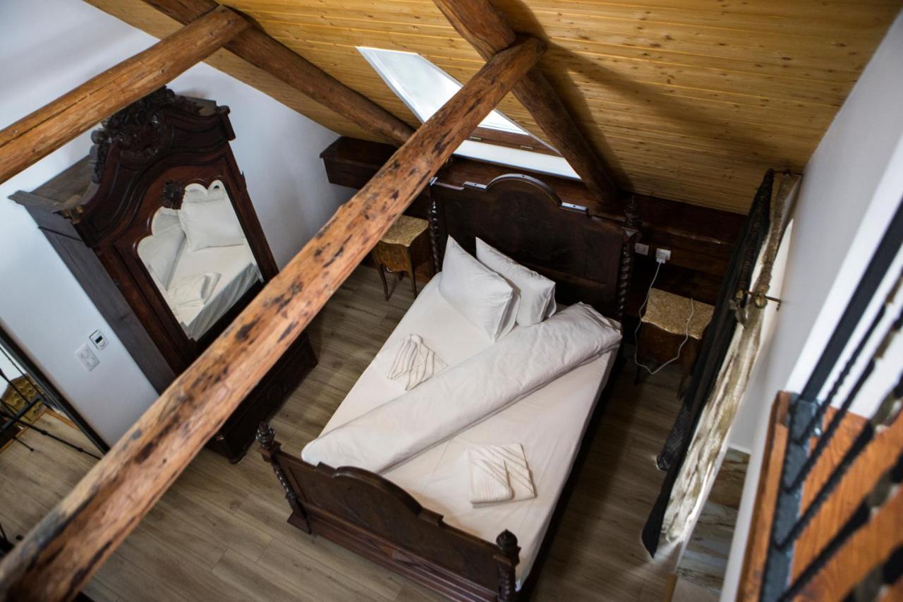 ホテル Casa Cu Magnolii ポイエニレ・イゼイ エクステリア 写真