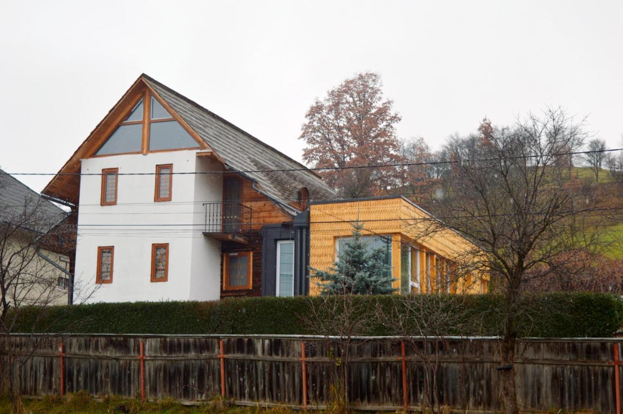 ホテル Casa Cu Magnolii ポイエニレ・イゼイ エクステリア 写真