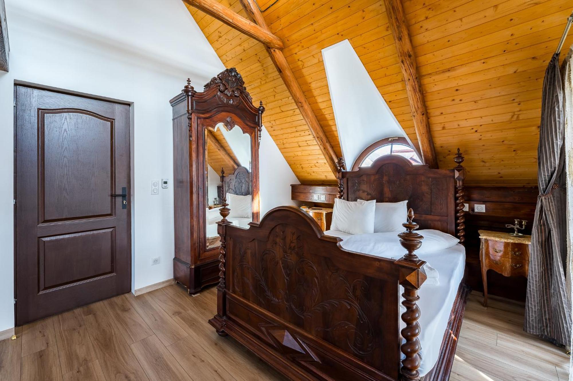 ホテル Casa Cu Magnolii ポイエニレ・イゼイ エクステリア 写真